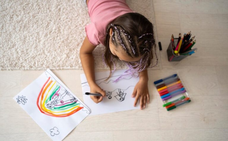 DUKUNG PERKEMBANGAN ANAK MELALUI AKTIVITAS MEWARNAI