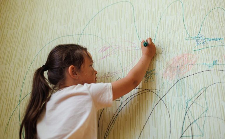 TIPS MENGATASI KEBIASAAN ANAK CORAT-CORET DINDING RUMAH