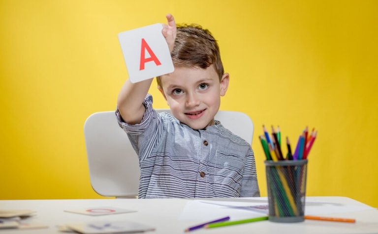 TIPS MENGENALKAN HURUF KAPITAL KEPADA ANAK