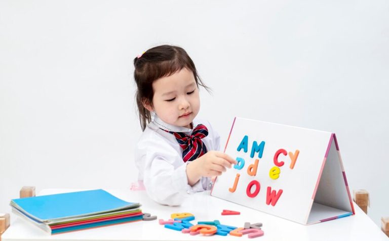 TIPS MENGENALKAN HURUF KECIL KEPADA ANAK
