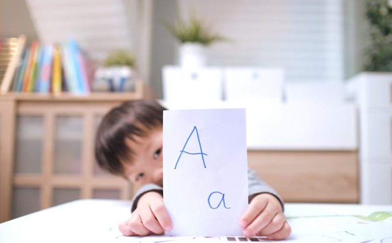 TIPS MENGENALKAN HURUF KEPADA ANAK